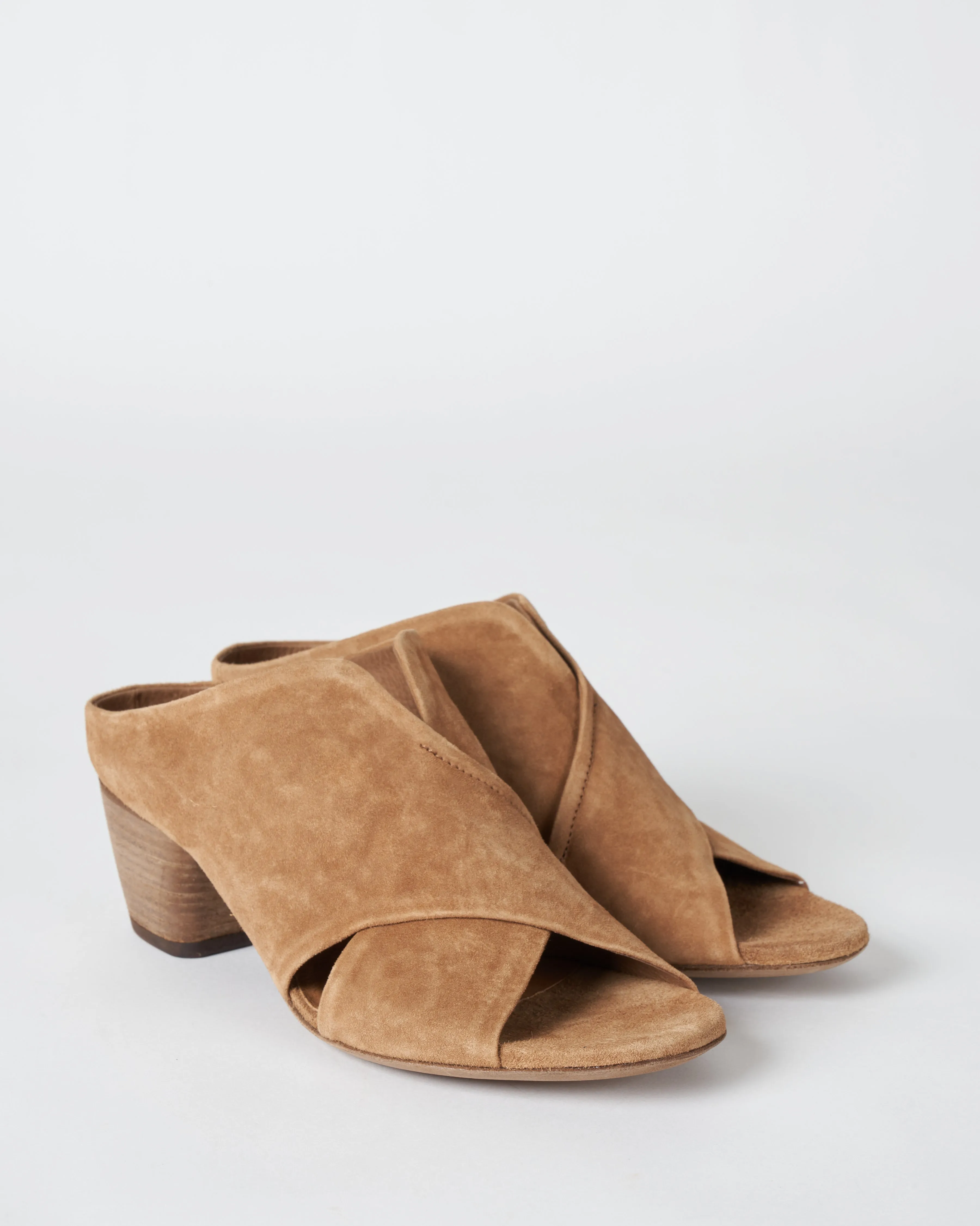 adele mule - oliver almond