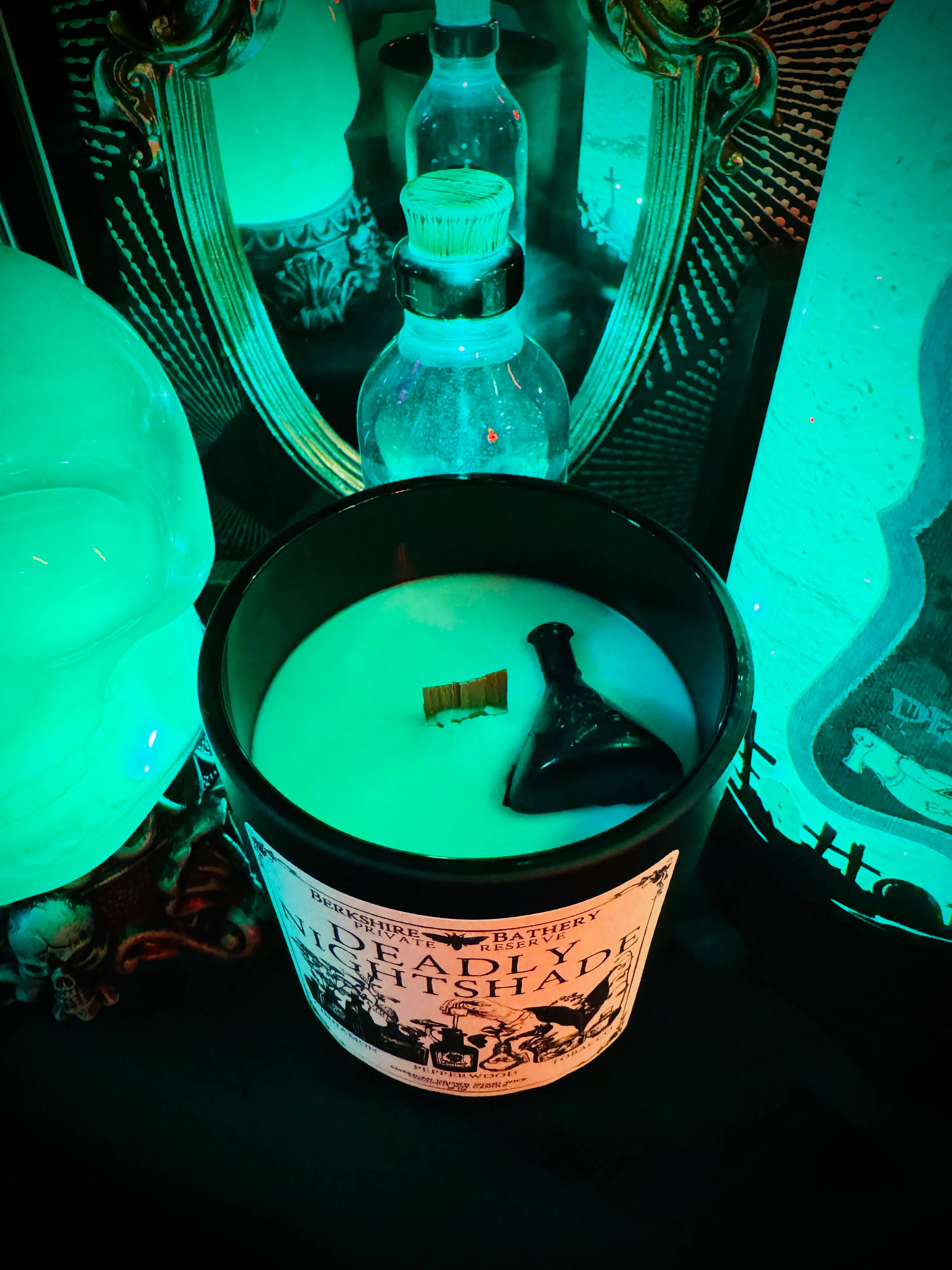 DEADLY NIGHTSHADE | Spicy   Woody - 16oz Wood Wick Candle
