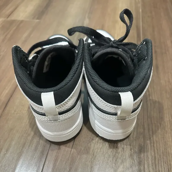 NIKE AIR JORDAN shoes for little kids. New without tag.