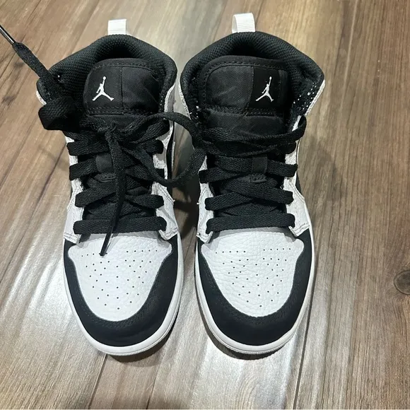 NIKE AIR JORDAN shoes for little kids. New without tag.