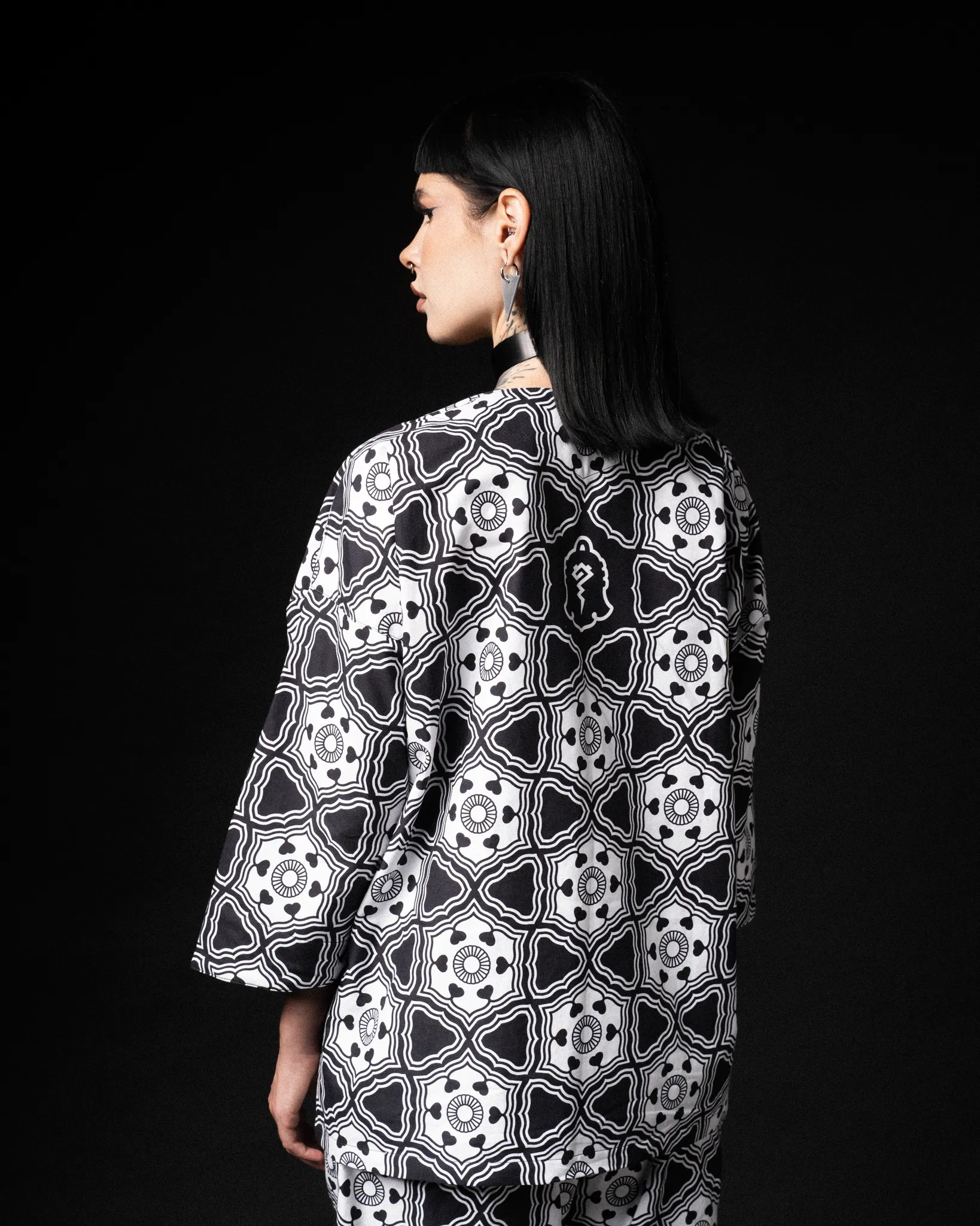 [UNISEX] GOTCH SCROW ART X LOCO MOSQUITO JINJYA TRIBAL SHIRT